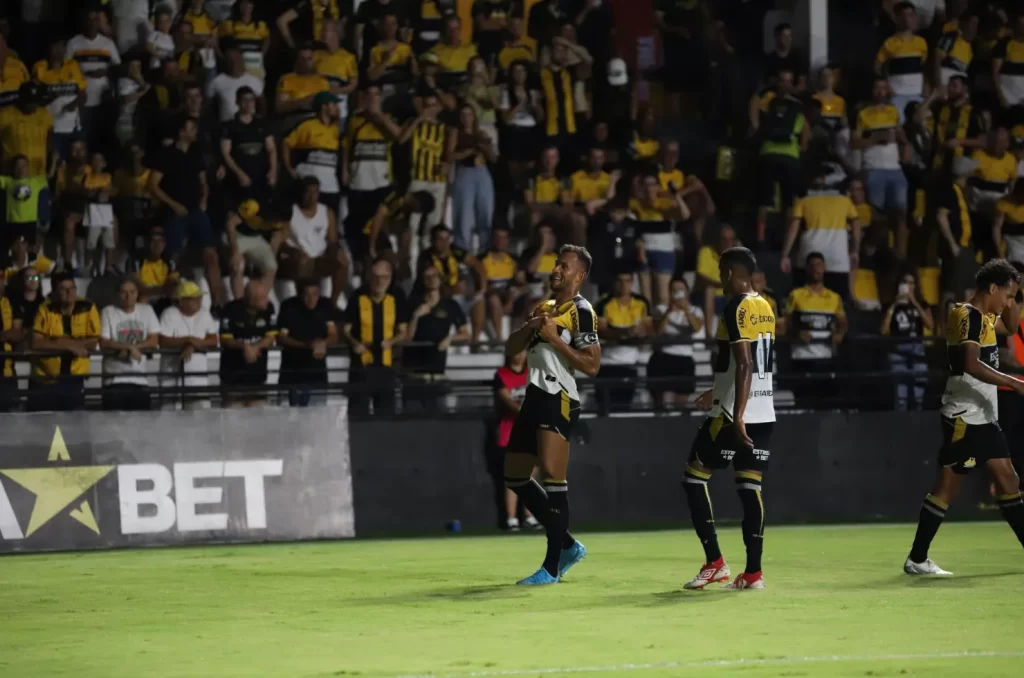 Rodrigo comemorando gol pelo Criciúma