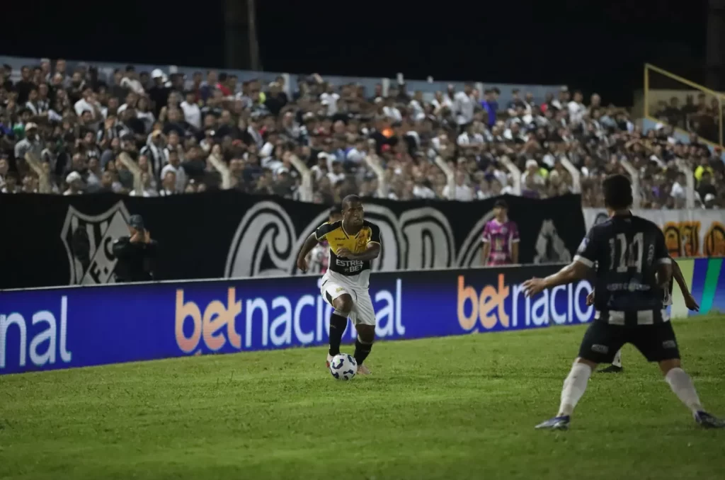 Juninho disputando partida pelo Criciúma