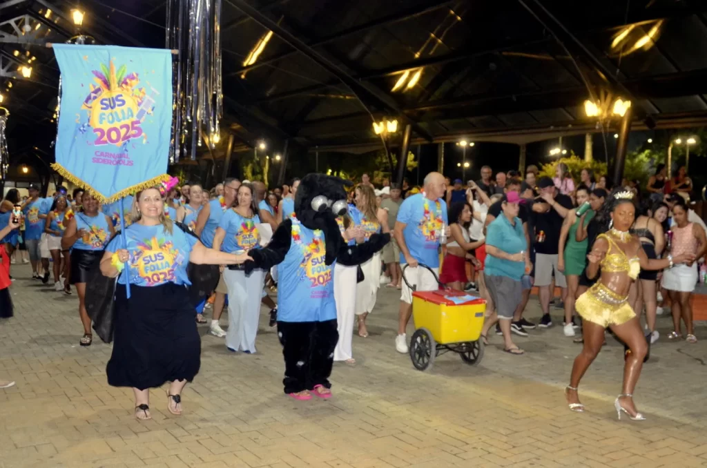Foliões aproveitam o Carnaval de Siderópolis com música ao vivo, bateria carnavalesca e ações educativas sobre combate à dengue