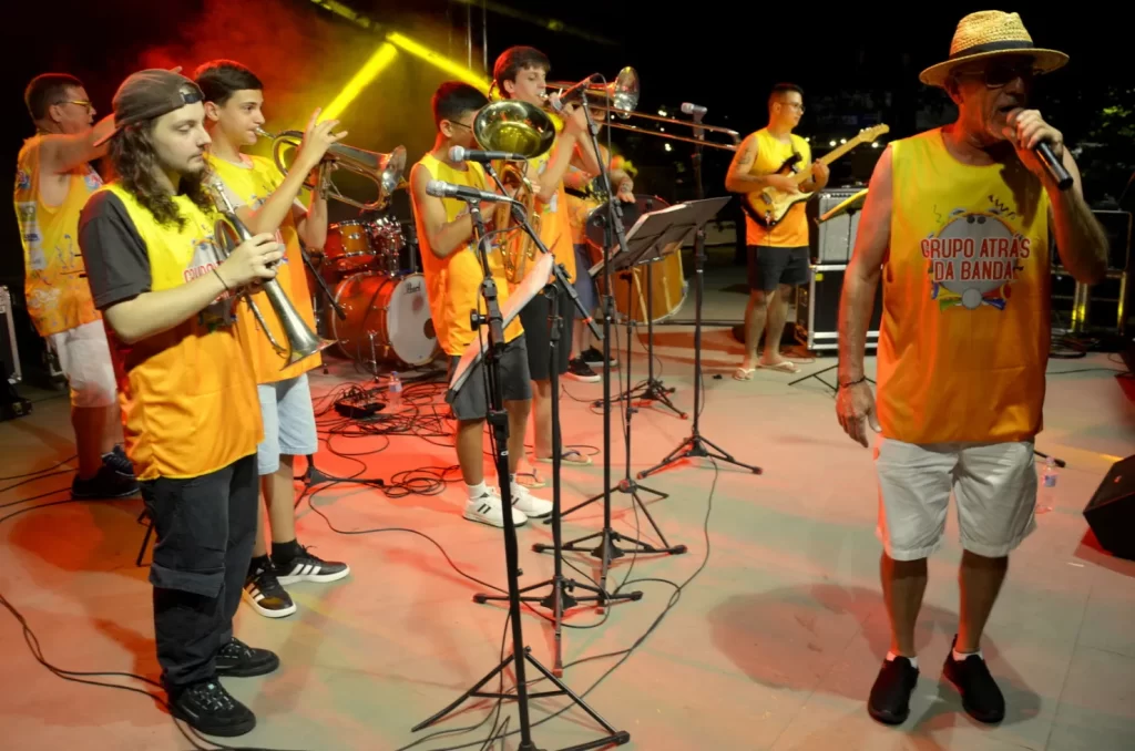 Foliões aproveitam o Carnaval de Siderópolis com música ao vivo, bateria carnavalesca e ações educativas sobre combate à dengue