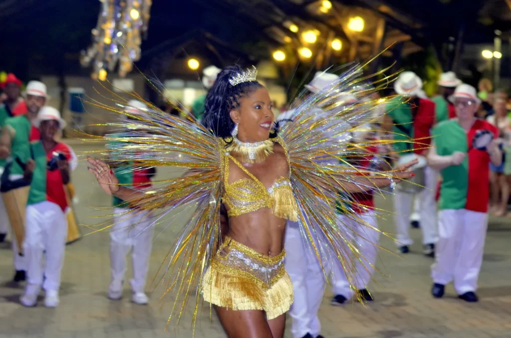 Foliões aproveitam o Carnaval de Siderópolis com música ao vivo, bateria carnavalesca e ações educativas sobre combate à dengue