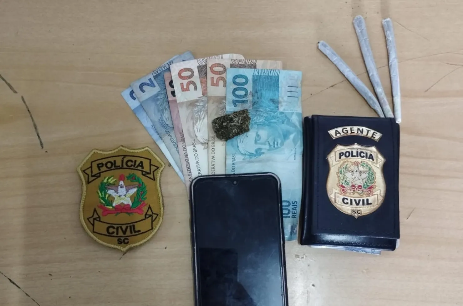 Material aprendido pela Polícia Civil, em Araranguá