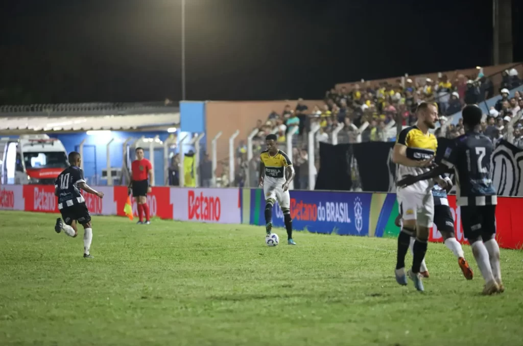 Matheus Trindade em partida contra o Operário-MS pela Copa do Brasil