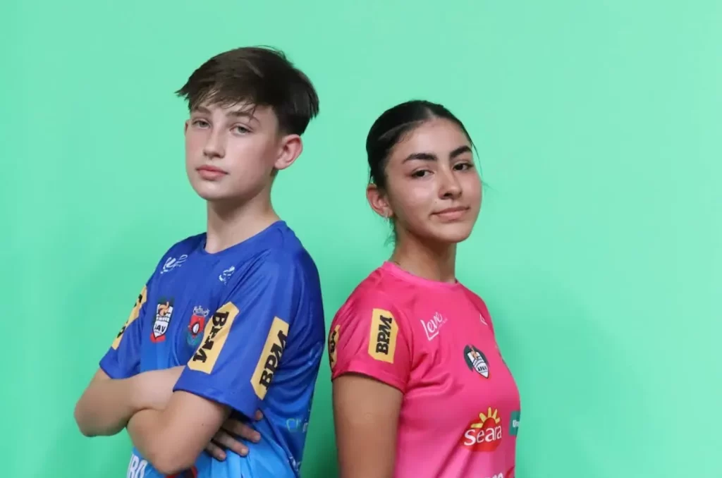 Atletas do Vôlei de Forquilhinha usando os novos uniformes