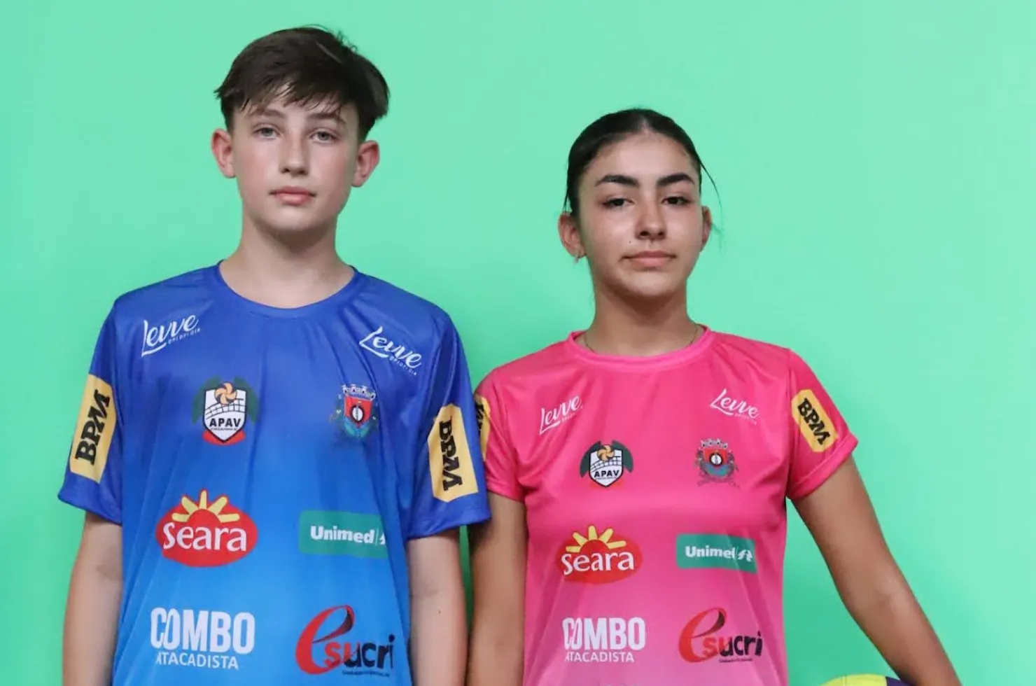 Atletas do Vôlei de Forquilhinha usando os novos uniformes