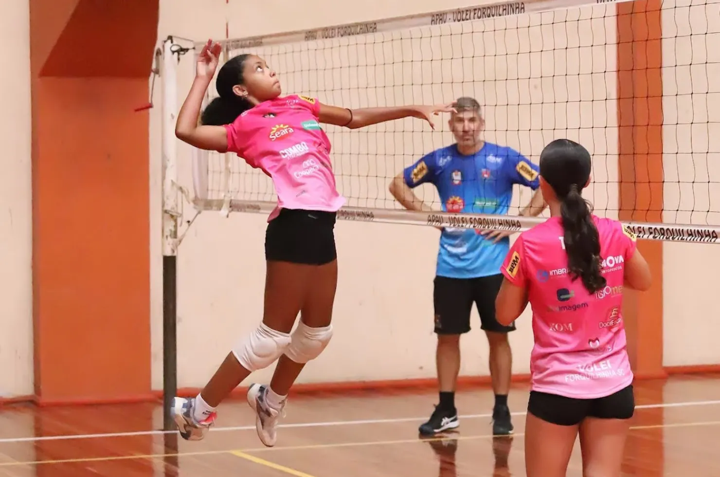 Atletas do Vôlei de Forquilhinha usando os novos uniformes