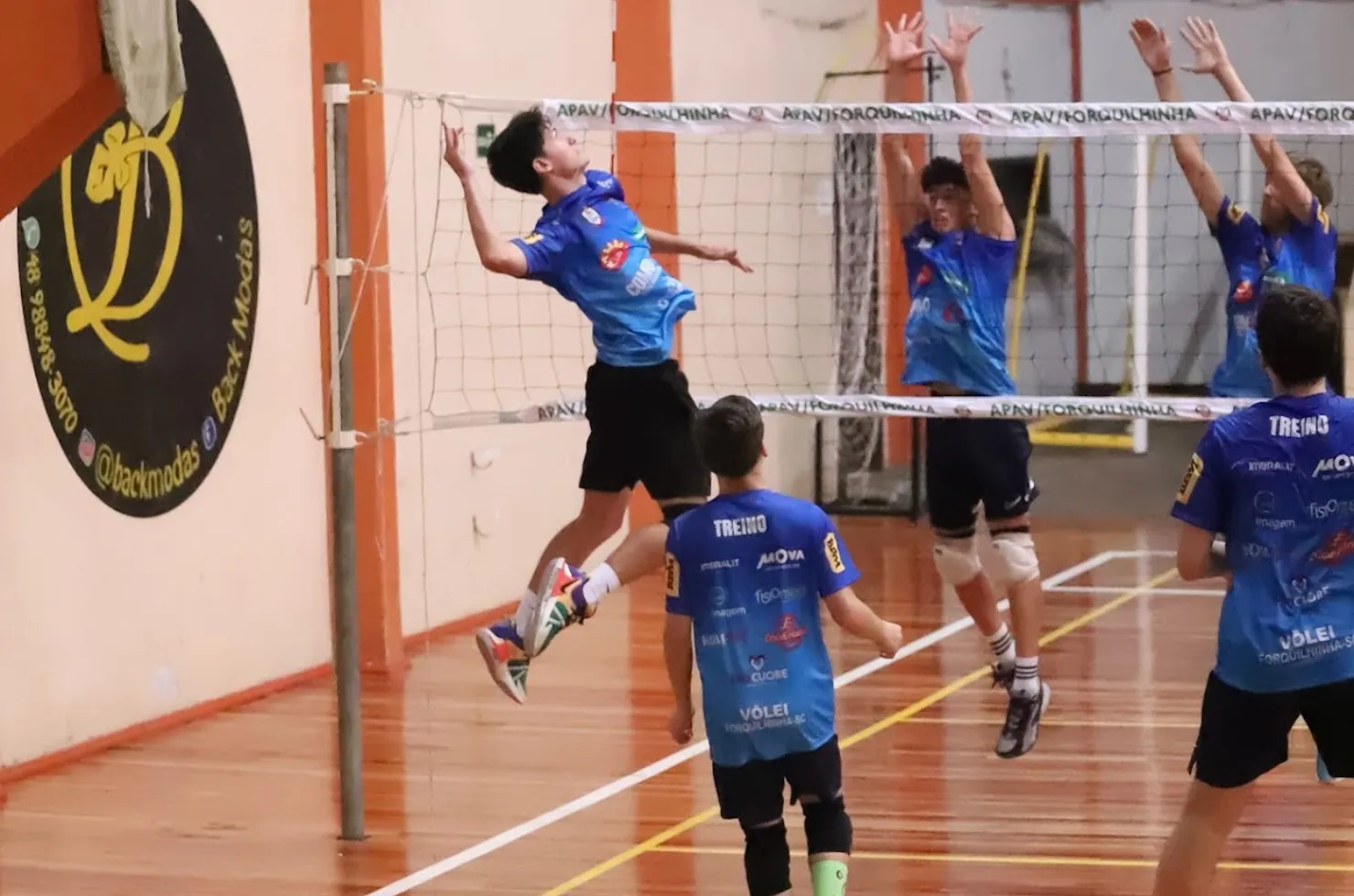 Atletas do Vôlei de Forquilhinha usando os novos uniformes