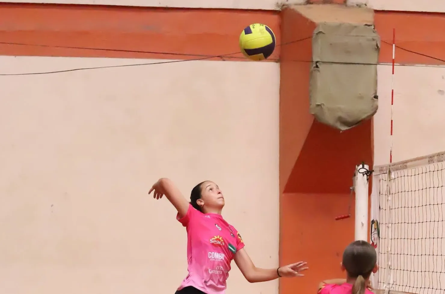 Atletas do Vôlei de Forquilhinha usando os novos uniformes