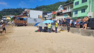 Idoso é salvo após se afogar em praia em Porto Belo