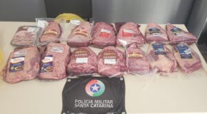 Dupla é presa com carga de carne furtada em Criciúma