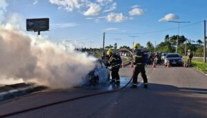 Incêndio em veículo é controlado em Florianópolis