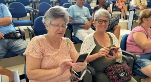 Inclusão Digital: Idosos aprendem a usar smartphones