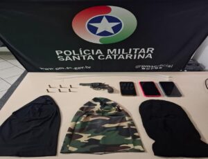São José: PM prende três suspeitos e apreende arma