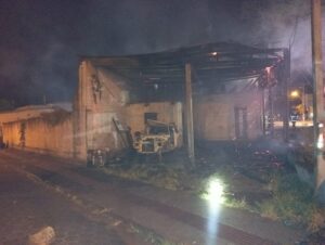 Incêndio em funilaria mobiliza bombeiros