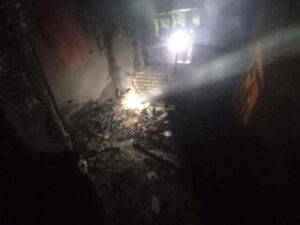 Incêndio destrói residência usada por moradores de rua