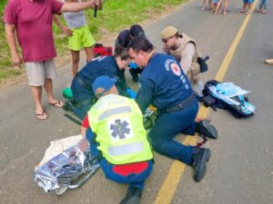 Motocicleta e bicicleta colidem e deixam dois feridos