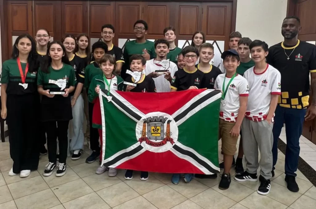 Atleta de Criciúma durante competição no Campeonato Catarinense de Xadrez, com destaque para a campeã Clara Dias na categoria sub-18