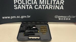 Homem é preso com arma após discussão em loja