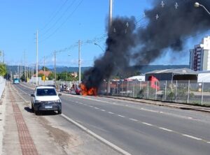 Cocal: condutor atinge poste e carro pega fogo
