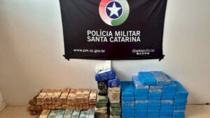 Mais de R$ 800 mil e drogas são apreendidos em São José