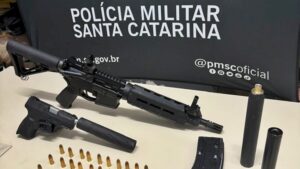 PM apreende fuzil e pistola na capital