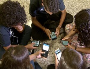 Expor crianças no ambiente digital exige cuidados