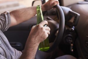 Motorista bêbado bate em muro e é preso em Brusque