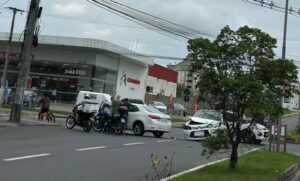 Carros colidem em rotatória em Criciúma