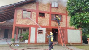 Bombeiros controlam incêndio em São José