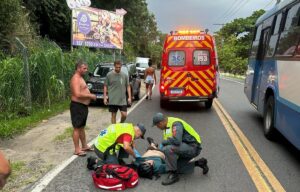 Ciclísta fica ferido após acidente com carro parado
