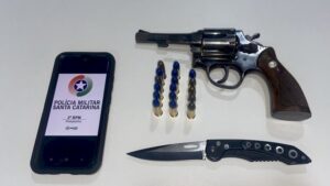 PM prende dois por porte ilegal de armas em SC