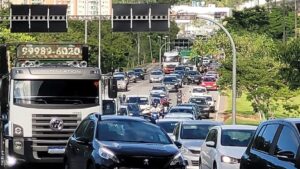 Acidente e capotamento causam filas na SC-401 