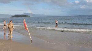 Turista foge da PRF e vai parar no mar na capital