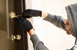Casa é furtada enquanto moradores dormem em Criciúma