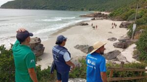 Restaurante é fechado por despejo de esgoto em praia