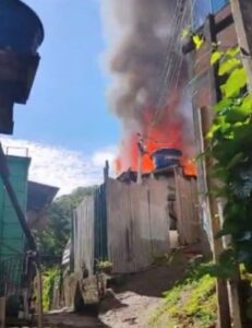 Casa pela fogo na comunidade Vila Aparecida, na capital