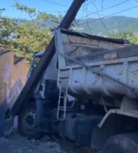 Caminhão perde controle e colide com poste na capital 