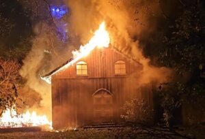 Incêndio destrói réplica da primeira igreja de Criciúma