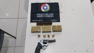 Homem foge após disparos e arma apreendida em SC