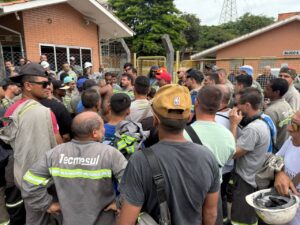 Trabalhadores fazem manifestação em frente a empresa
