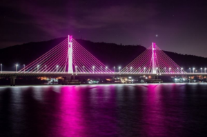 Iluminação da ponte Anita Garibaldi faz homenagem