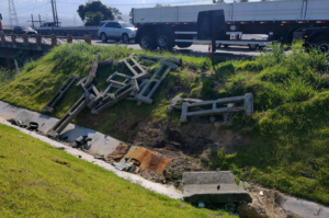 Antigo guarda-corpo está jogado nas laterais da BR-101