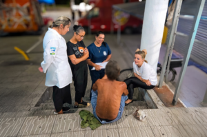 Pessoas em situação de rua recebem assistência