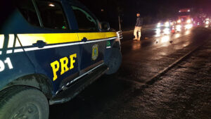 Fuga na BR-101: suspeito bate carro e some na mata