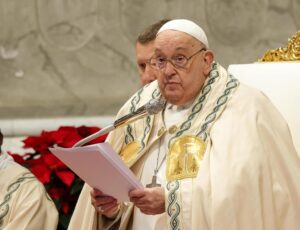 Papa Francisco dormiu a noite toda e mantém repouso