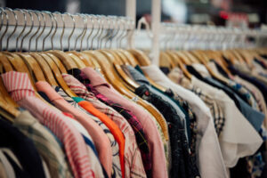 Moda circular e economia pessoal: como consumir