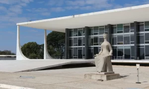 Bolsonaro acompanha julgamento sobre golpe no STF