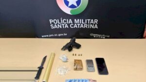 PM apreende drogas, armas e prende suspeitos na Capital
