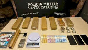 PM apreende drogas e prende três na capital
