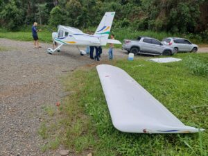 Avião que pousou na BR-101 é desmontado para retirada